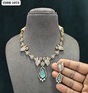 Parure de bijoux de mariage plaqué or antique avec collier pendentif cygne bleu aqua et boucles d'oreilles assorties - Product Image 1