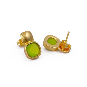 Pendientes de tuerca cuadrados de calcedonia verde hechos a mano, estilo bohemio, delicados, con corte cojín, chapados en oro, joyería de piedras preciosas. - Product Image 2