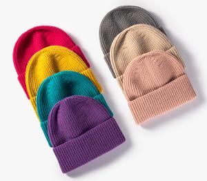 หมวกบีนนี่ไหมพรมสีพื้นแบบยูนิเซ็กซ์ ขนาด 56-58 ซม. สำหรับผู้ใหญ่ ดีไซน์พับขอบ อะคริลิก สวมใส่สบาย เหมาะกับกิจกรรมกลางแจ้ง รุ่น 2027 - Product Image 1