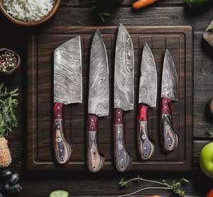 Juego de Cuchillos de Chef de Acero de Damasco de 67 Capas, Forjados a Mano, 5 Piezas, Mangos de Madera, Diseño Ambidiestro, Hoja Afilada y Dentada, para Uso en la Cocina - Product Image 1