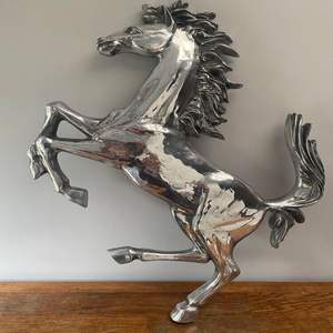 Sculpture de cheval en aluminium coulé, finition artisanale, pour un intérieur élégant de bureau et de maison, avec un aspect haut de gamme - Product Image 1