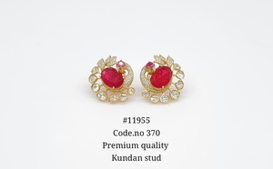 Boucles d'oreilles clous vertes Kundan 11955, ton or, pierre ovale, motif floral, pour femme, idéales pour mariage et soirée - Product Image 3
