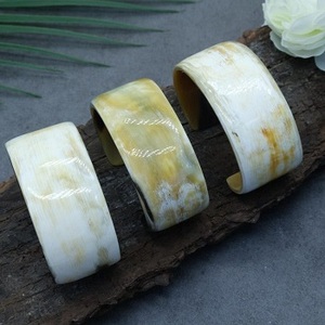 Bracelet manchette artisanal moderne en corne de buffle naturelle polie, écologique, à thème animalier, provenant de l'Uttar Pradesh - Product Image 1