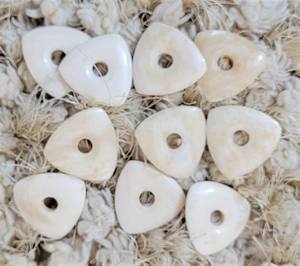 Recién llegado, juego de 10 púas de guitarra de hueso de camello con orificio en forma de corazón para un mejor agarre - Product Image 5