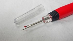Enfile-aiguille lumineux AA0266 avec protection et piles incluses |   Découseur lumineux à manche rouge |   Pour la couture - Product Image 4