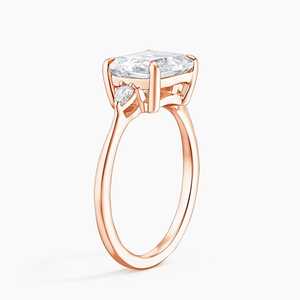 Anillo de Compromiso East-West Aria con Tres Piedras de Moissanita de Corte Ovalado y Engaste de Puntas Chapado en Oro de 14K para Boda y Aniversario - Product Image 4