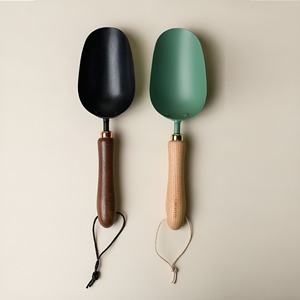 ชุดจอบสวนเหล็กเคลือบสีดำแบบกะทัดรัดทันสมัย พร้อมด้ามจับไม้ตามหลักสรีรศาสตร์ สำหรับใช้ในบ้าน - Product Image 3