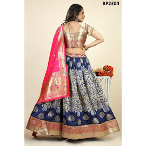 Lehenga Choli tradicional.

Obtén un toque tradicional a tu look adornando este Lehenga en material Jacquard embellecido con All-o - Product Image 1