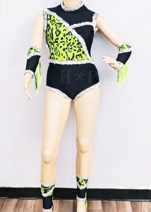 Tenue de performance personnalisée pour majorettes, avec paillettes et franges, pour hommes adultes, vêtements de performance légers en spandex/polyester - Product Image 4