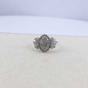 Bague de fiançailles et de mariage en diamant blanc naturel rond et taille baguette de 0,96 ct pour femme, en argent sterling 925, vente en gros - Product Image 2