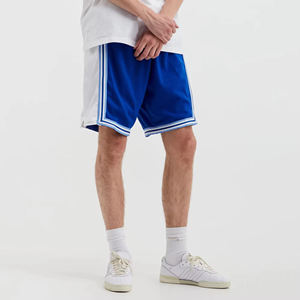 Shorts de basket-ball en maille bleue pour hommes avec bande latérale blanche, respirants, taille élastique, décontractés, athlétiques, style Bermuda - Product Image 3
