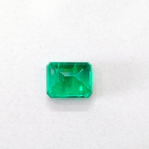 Piedra preciosa verde de corte esmeralda colombiana cultivada en laboratorio, de calidad premium, para joyería y fabricación de joyas. - Product Image 1