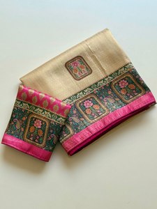 Sari de seda dorada con motivos florales y borde rosa para uso en bodas - Product Image 1