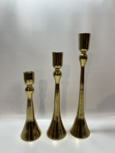 Ensemble de 2 bougeoirs modernes en laiton doré et aluminium, supports élégants pour bougies cylindriques et coniques, centre de table pour mariage et décoration intérieure - Product Image 4