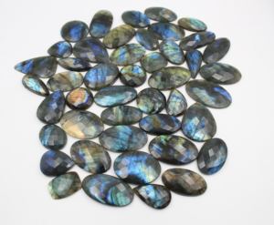 Prix de gros Cabochon de labradorite naturelle facettée à coupe damier, avec éclat naturel, qualité excellente, pierre gemme lisse pour la fabrication de bijoux - Product Image 2