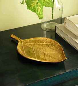 Plateau décoratif en feuille d'or, design moderne végétal, forme irrégulière, plat de service en aluminium poli pour la décoration intérieure - Product Image 1
