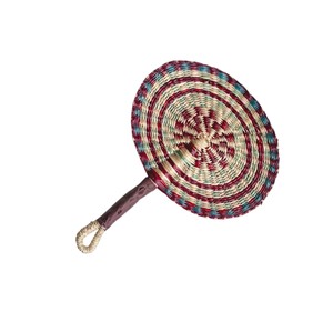 Éventail artisanal en jonc de mer tressé rouge, turquoise et beige, accessoire de rafraîchissement traditionnel en feuilles de palmier pour l'intérieur et les murs de la maison - Product Image 2