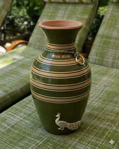 Vintage Grün Glasierte Blumenvase Handgefertigt mit Streifenmuster und Pfauenrelief für Zuhause - Product Image 1