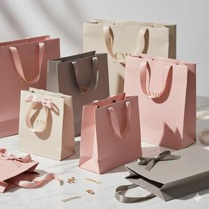 Bolsas de Papel para Compras Impresas en Flexografía Clásicas y Duraderas de WOOUP para Promociones, Reuniones Familiares, Fiestas, Relaciones de Graduados y Clases - Product Image 5