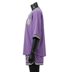 Conjunto de Camiseta y Pantalones Cortos de Béisbol para Mujer, Tela Interlock de Poliéster GSM, Color Morado, Logotipo Personalizado en Tackle Twill, Conjuntos Femeninos 100% Algodón - Product Image 3