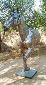 Escultura de Caballo de Metal para Jardín y Hogar - Product Image 2