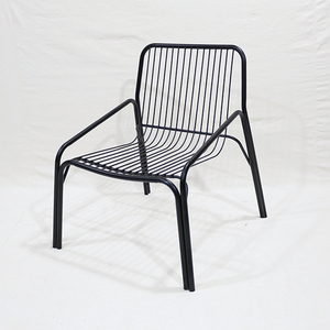 Chaise de jardin moderne en métal avec accoudoirs, pieds effilés, mobilier d'extérieur au design contemporain, durable et empilable, pour terrasse - Product Image 2