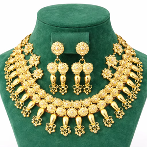 Collar de Mujer MOLL JEWELLERS, Moderno y Elegante, Chapado en Oro, con Circonita Natural, Cadena de Cuerda Sólida, Diseño de Hoja, de Tercera Marca - Product Image 1