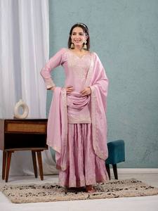 Ensemble de costume Sharara en soie Chinnon de qualité supérieure avec broderie à motifs et dupatta en dentelle sur quatre côtés - Product Image 3