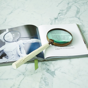 Loupe de poche vintage en métal massif avec lentille en verre optique et poignée en bois pour la lecture et la décoration artisanale - Product Image 6