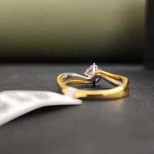 Anillo de compromiso de plata de ley 925 con moissanita de corte cojín de lujo, certificado IGI, moderno, con pequeños diamantes engastados en punta - Product Image 4