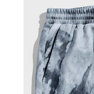 Pantalones cortos tie-dye de corte relajado para hombre, tela gris transpirable con cintura ajustable con cordón - Product Image 3