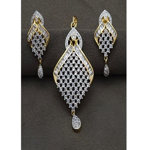 Impresionante Conjunto de Collar y Pendientes de Diseño con Circonitas y Baño de Oro de Calidad Premium para Bodas y Fiestas, Colección para Mujer - Product Image 2
