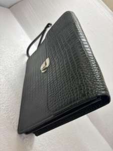 กระเป๋าคลัทช์หนังลายนูนสุดหรู พร้อมตัวล็อคโลหะและสายคล้องข้อมือ สีเขียวเข้ม ดีไซน์หรูหรา - Product Image 5