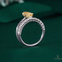Anillo de Diamantes Amarillos en Forma de Pera Personalizado, Anillo de Compromiso de Oro Blanco de 18K con Banda de Diamantes de Media Eternidad