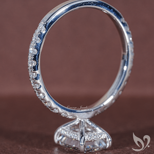 แหวนหมั้นเพชรทรงเหลี่ยมมรกต 2 กะรัต เพชรเลี้ยงในห้องปฏิบัติการ ประดับด้วยวงแหวนรอบนอกแบบซ่อน ได้รับการรับรองจาก IGI ตัวเรือนทองคำขาว 10k - Product Image 2