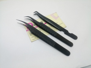 Pince à épiler en acier inoxydable noir à isolation plasma, courbée en J et pour volume russe, pour extensions de cils, marque privée - Product Image 2