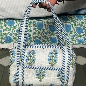 Sac de voyage matelassé en coton fait main, imprimé floral bleu, fermeture éclair, sac de voyage décontracté pour femme, petite taille, léger, sac de week-end - Product Image 4