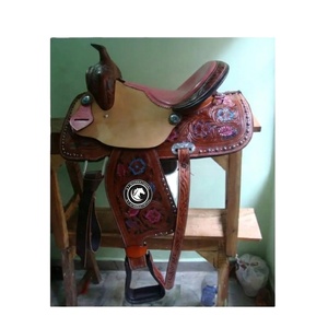 Silla de montar western de cuero hecha a mano con detalles plateados y grabado floral, equipo ecuestre premium - Product Image 1