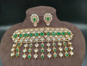 ชุดเครื่องประดับทองชุบแบบคลาสสิกของ Amaira Jewels ประกอบด้วยสร้อยคอพร้อมจี้รูปทรงหยดน้ำสีแดงและต่างหู เหมาะสำหรับงานแต่งงานของผู้หญิง - Product Image 3