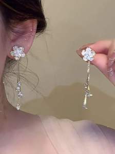 Boucles d'oreilles pendantes élégantes à fleurs et pompons pour femmes, plaquées or, avec cristaux, bijoux fantaisie - Product Image 2