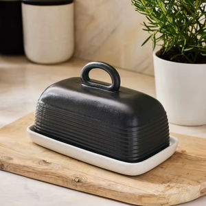 Contenedor de Mantequilla Contemporáneo con Tapa Abovedada Acanalada, Asa de Transporte Fácil, Bandeja de Servicio Duradera, Elegante Caja de Almacenamiento de Mantequilla para Encimera - Product Image 1