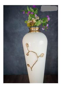 Jarrón de Metal Moderno de Estilo Mid-Century, Dorado y Blanco, con Hojas de Aluminio Fundido, Base de Hierro con Diseño de Flores Martilladas, para Decoración del Hogar y la Oficina - Product Image 3