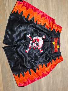 Shorts de Muay Thai respirants, très vendus, en tissu doux et confortable pour les arts martiaux, la salle de sport et les séances d'entraînement. - Product Image 3