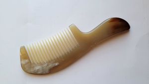 Peigne en corne de buffle de haute qualité, fait à la main, peigne naturel pour les soins des cheveux, vente en gros, fournisseur d'exportation du Vietnam - Product Image 6