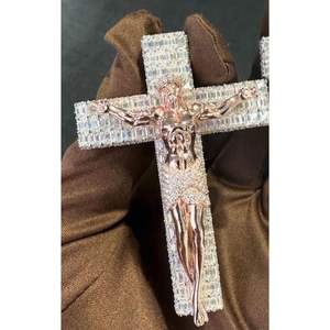 Colgantes Personalizados de Jesús en la Cruz, 2 Tonos, Corte Baguette, Moissanita, Plata, Colgante de Cruz, Colgante de Jesús, Joyería Religiosa - Product Image 1