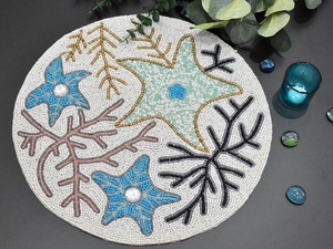 Set de table artisanal en perles étoile de mer, design Pinwheel Bliss, par Saro Lifestyle, modèle Shamrock Coquette Bow - Product Image 4