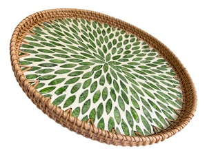Plateau rond vert en nacre et rotin, parfait pour les événements, les réunions et la présentation à la maison, fabriqué à la main en Inde. - Product Image 6