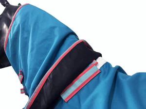 Manta Impermeable y Transpirable para Caballos, con Cuello Alto y Gran Solapa para la Cola, Fabricada en Tela Oxford de Poliéster, para Uso en Exteriores, Protección para Todas las Estaciones - Product Image 4