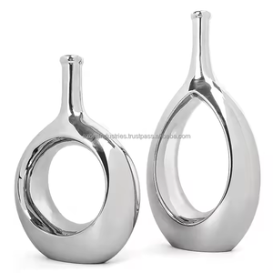 Florero Moderno de Aluminio de Calidad, Color Plateado, Ecológico, Hecho a Mano para Decoración de Bodas y Restaurantes por Azora Industries - Product Image 3