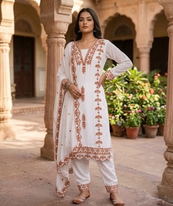 Salwar Kameez traditionnel indien avec dupatta et broderies, pour toutes les occasions, vêtements élégants pour femmes à prix abordable. - Product Image 1